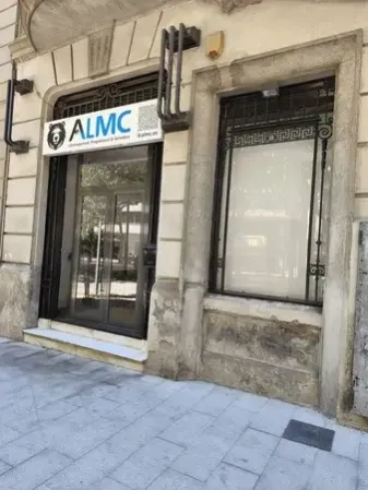 Équipe d’ALMC Security travaillant sur des solutions sécurisées